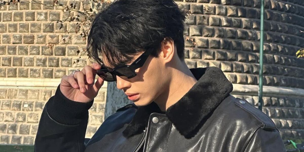 Thai actor Win Metawin was seen wearing black Prada PR 27ZS 16K08Z rectangular sunglasses in his Instagram post. Buy now online!