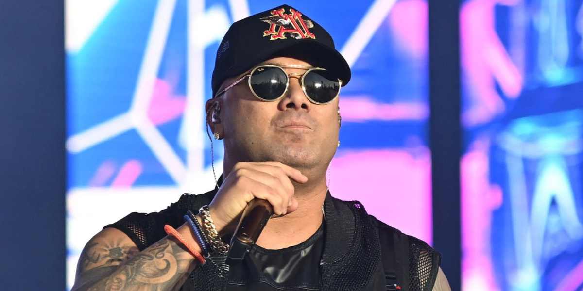 Puerto Rican singer Wisin was seen wearing gold Ray-Ban RB 3765 9196/31 sunglasses at the Suenos Music Festival 2025 in Chicago. Shop online now on Pretavoir