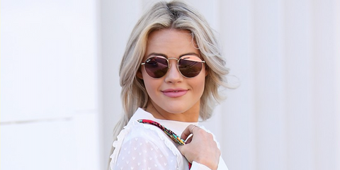 Dancer and choreographer Witney Carson was seen wearing gold Ray-Ban Round Metal RB 3447 112/Z2 sunglasses with pink brown mirror lenses. Shop online now on Pretavoir