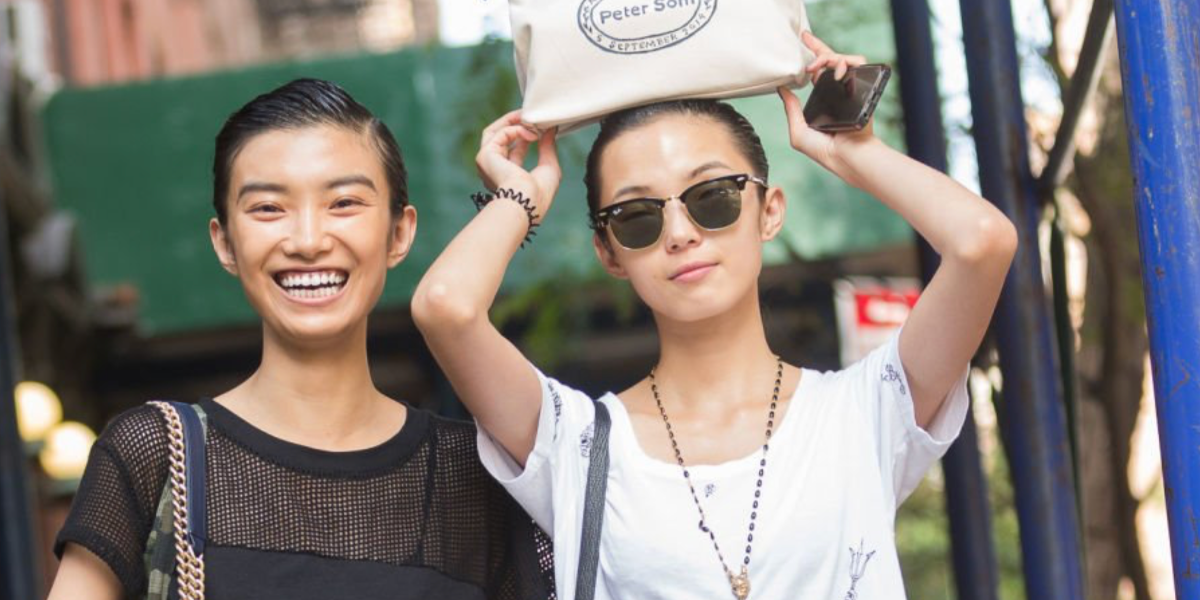 Xiao Wen Ju, pictured on the right with fellow model Sissi Hou, was seen wearing the iconic Ray-Ban Clubmaster 3016 W0365 Black half-rim sunglasses during New York Fashion Week. Shop online now on Pretavoir