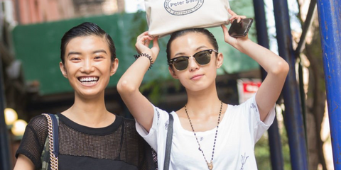Xiao Wen Ju, pictured on the right with fellow model Sissi Hou, was seen wearing the iconic Ray-Ban Clubmaster 3016 W0365 Black half-rim sunglasses during New York Fashion Week. Shop online now on Pretavoir