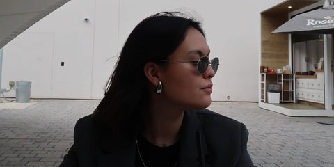 Mexican content creator Xime Ponch was seen wearing silver Ray-Ban Oval RB 3547 003/R5 sunglasses with blue lenses in her Instagram post, November 2023. Shop online now on Pretavoir