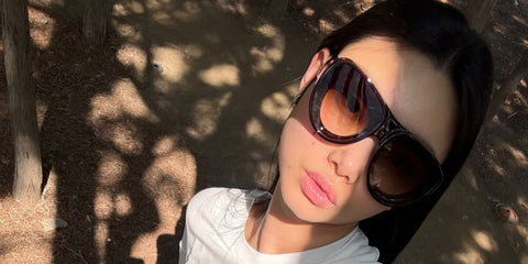 South Korean model Yoon Young Bae was seen wearing tortoiseshell Loewe Signature LW40170U 52F sunglasses with brown gradient lenses in her Instagram post, May 2025. Shop online now on Pretavoir