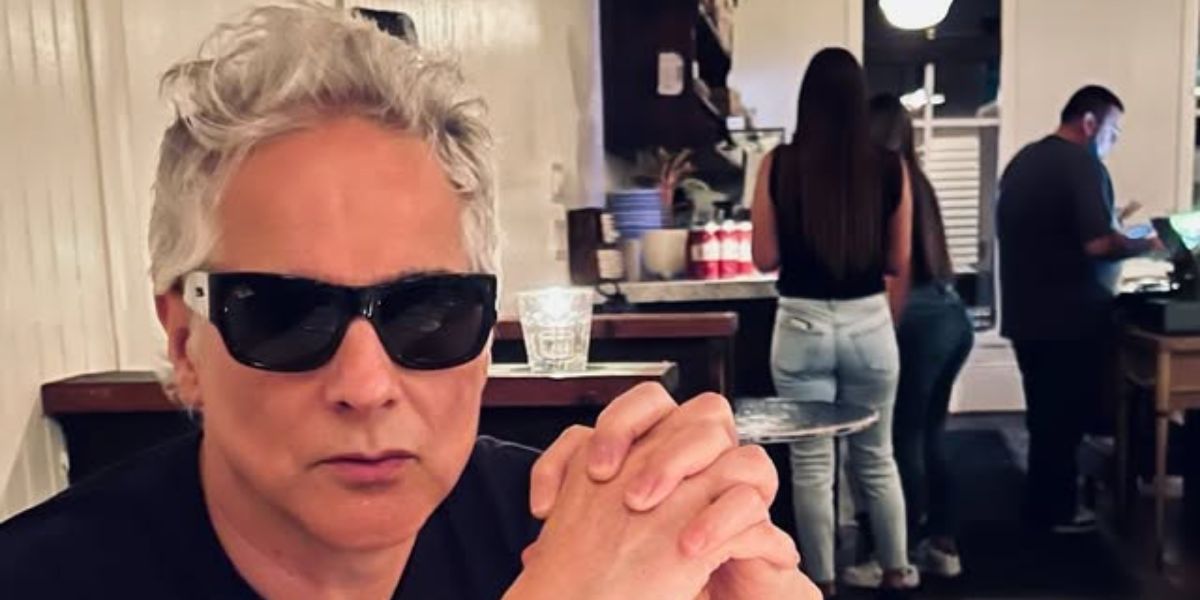 Cuban-American actor Yul Vazquez was seen wearing black Ray-Ban Carlos RB 0947S 901/31 sunglasses in his Thread social media profile picture. Shop online now on Pretavoir