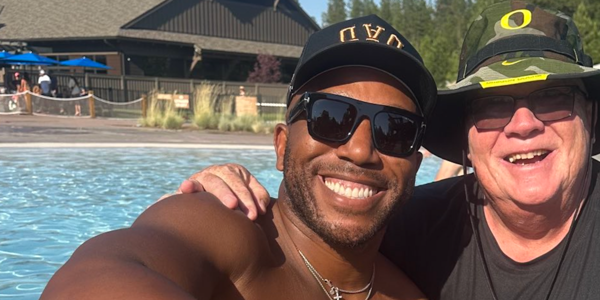 American football player Yvenson Bernard was seen wearing black Tom Ford Fausto TF711 01A square sunglasses in his Twitter / X post. Shop online now on Pretavoir