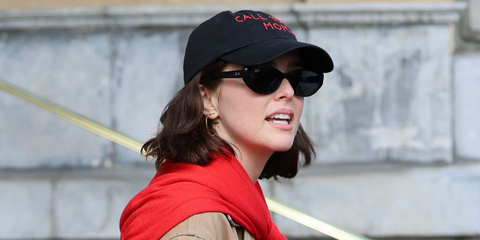 Actress Zoey Deutch was seen wearing black Ray-Ban RB 4457D 6677/87 sunglasses at the San Sebastian Film Festival 2025. Shop online now on Pretavoir